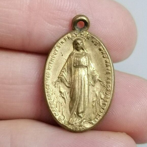 Vintage Mother Mary Pray For Us Gold Tone Oval Pendant Charm Medallion - Picture 1 of 7